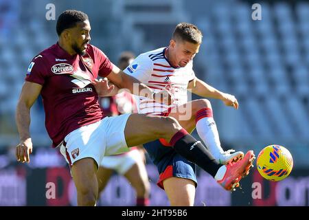 Turin, Italien. 27. Februar 2022. Razvan Marin von Cagliari Calcio wird während des Fußballspiels der Serie A zwischen dem FC Turin und Cagliari Calcio von Gleison Bremer vom FC Turin herausgefordert. Kredit: Nicolò Campo/Alamy Live Nachrichten Stockfoto