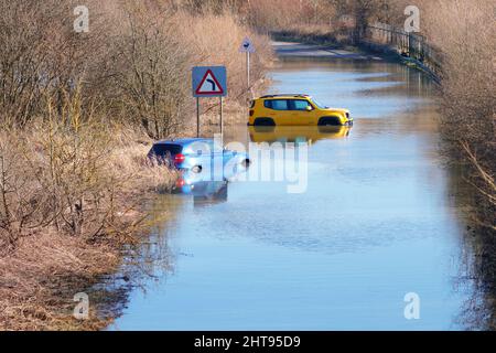 Fahrzeuge, die auf der Newton Lane in Fairburn, North Yorkshire, aufgegeben wurden, 1 Wochen nachdem der Sturm Franklin einige Teile Großbritanniens überflutet hatte Stockfoto