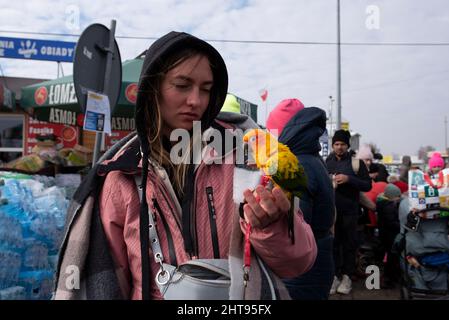 Medyka, Warschau, Polen. 27.. Februar 2022. Anastasiya, eine Flüchtling. Aus Kiew schaut auf ihren Papagei, nachdem sie am 27. Februar 2022 in Medyka, Polen, die ukrainische polnische Grenze überschritten hat. Nach Angaben der Grenzschutzbehörden haben seit Beginn des Konflikts in der Ukraine etwa 188,000 ukrainische Flüchtlinge die Grenze zu polen überschritten. Schätzungsweise 88 7 Tausend Flüchtlinge haben am 26. Februar die Grenze überschritten. (Bild: © Aleksander Kalka/ZUMA Press Wire) Bild: ZUMA Press, Inc./Alamy Live News Stockfoto