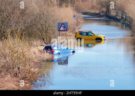 Fahrzeuge, die auf der Newton Lane in Fairburn, North Yorkshire, aufgegeben wurden, 1 Wochen nachdem der Sturm Franklin einige Teile Großbritanniens überflutet hatte Stockfoto