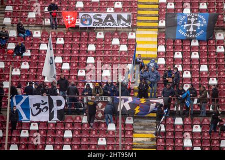 Reggio Calabria, Italien. 27.. Februar 2022. Fans von Pisa während Reggina 1914 gegen AC Pisa, Italienische Fußball-Serie B Spiel in Reggio Calabria, Italien, Februar 27 2022 Kredit: Unabhängige Fotoagentur/Alamy Live News Stockfoto