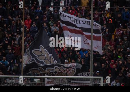 Reggio Calabria, Italien. 27.. Februar 2022. Fans von Reggina während Reggina 1914 gegen AC Pisa, Italienisches Fußballspiel der Serie B in Reggio Calabria, Italien, Februar 27 2022 Quelle: Independent Photo Agency/Alamy Live News Stockfoto