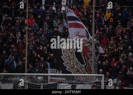 Reggio Calabria, Italien. 27.. Februar 2022. Fans von Reggina während Reggina 1914 gegen AC Pisa, Italienisches Fußballspiel der Serie B in Reggio Calabria, Italien, Februar 27 2022 Quelle: Independent Photo Agency/Alamy Live News Stockfoto