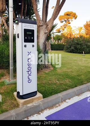 Jerez de la Frontera, Andalusien, Spanien. 7. Juli 2021. Ladestation für Elektrofahrzeuge der Firma Endesa auf der Straße. Stockfoto