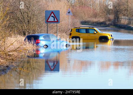 Fahrzeuge, die auf der Newton Lane in Fairburn, North Yorkshire, aufgegeben wurden, 1 Wochen nachdem der Sturm Franklin einige Teile Großbritanniens überflutet hatte Stockfoto