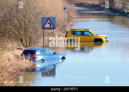 Fahrzeuge, die auf der Newton Lane in Fairburn, North Yorkshire, aufgegeben wurden, 1 Wochen nachdem der Sturm Franklin einige Teile Großbritanniens überflutet hatte Stockfoto