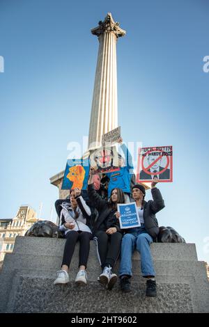 London, Großbritannien, 27.. Februar 2022 Protestierende am Fuß von Nelsons Kolonne auf dem Trafalgar Square, wo Tausende zusammenkamen, um gegen die jüngsten Angriffe Russlands auf die Ukraine zu protestieren. Quelle: Kiki Streitberger/Alamy Live News Stockfoto