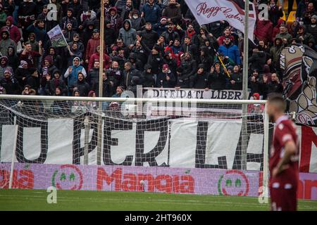 Reggio Calabria, Italien. 27.. Februar 2022. Fans von Reggina während Reggina 1914 gegen AC Pisa, Italienisches Fußballspiel der Serie B in Reggio Calabria, Italien, Februar 27 2022 Quelle: Independent Photo Agency/Alamy Live News Stockfoto