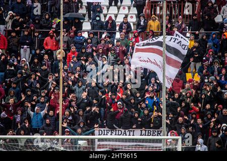 Reggio Calabria, Italien. 27.. Februar 2022. Fans von Reggina während Reggina 1914 gegen AC Pisa, Italienisches Fußballspiel der Serie B in Reggio Calabria, Italien, Februar 27 2022 Quelle: Independent Photo Agency/Alamy Live News Stockfoto