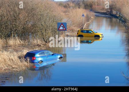 Fahrzeuge, die auf der Newton Lane in Fairburn, North Yorkshire, aufgegeben wurden, 1 Wochen nachdem der Sturm Franklin einige Teile Großbritanniens überflutet hatte Stockfoto