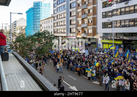 Porto, Portugal. 27.. Februar 2022. Während der Demonstration versammeln sich Demonstranten vor der russischen Botschaft in Portugal. Hunderte von Menschen versammelten sich vor der russischen Botschaft in Portugal zur Unterstützung der Ukrainer und gegen die russische Militärinvasion. (Foto: Diogo Baptista/SOPA Images/Sipa USA) Quelle: SIPA USA/Alamy Live News Stockfoto