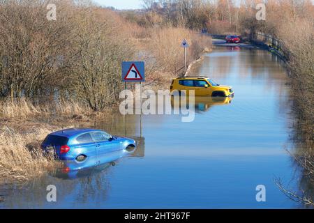 Fahrzeuge, die auf der Newton Lane in Fairburn, North Yorkshire, aufgegeben wurden, 1 Wochen nachdem der Sturm Franklin einige Teile Großbritanniens überflutet hatte Stockfoto