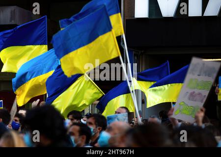 Porto, Portugal. 27.. Februar 2022. Demonstranten halten während der Demonstration Flaggen der Ukraine. Hunderte von Menschen versammelten sich vor der russischen Botschaft in Portugal zur Unterstützung der Ukrainer und gegen die russische Militärinvasion. (Foto: Diogo Baptista/SOPA Images/Sipa USA) Quelle: SIPA USA/Alamy Live News Stockfoto