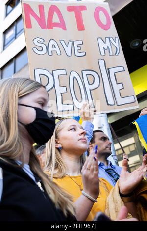 Porto, Portugal. 27.. Februar 2022. Ein Protestler hält während der Demonstration ein Plakat mit seiner Meinung. Hunderte von Menschen versammelten sich vor der russischen Botschaft in Portugal zur Unterstützung der Ukrainer und gegen die russische Militärinvasion. (Foto: Diogo Baptista/SOPA Images/Sipa USA) Quelle: SIPA USA/Alamy Live News Stockfoto