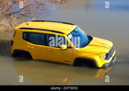 Ein Yellow Jeep Renegade wurde auf der Newton Lane in West Yorkshire unter Wasser getaucht, nachdem Sturm Franklin Teile Großbritanniens überflutet hatte Stockfoto