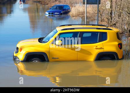 Fahrzeuge, die auf der Newton Lane in Fairburn, North Yorkshire, aufgegeben wurden, 1 Wochen nachdem der Sturm Franklin einige Teile Großbritanniens überflutet hatte Stockfoto