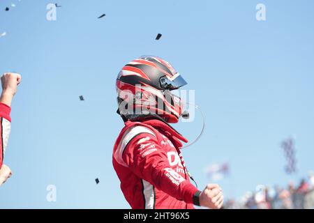 Peking, Hebei, China. 27.. Februar 2022. SCOTT MCLAUGHLIN (3) aus Christchurch, Neuseeland, gewinnt den Firestone Grand Prix von St. Petersburg auf den Straßen von St. Petersburg in St. Petersburg, Florida, USA. (Bild: © Walter G. Arce Sr./ZUMA Press Wire) Stockfoto