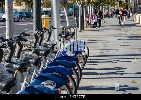 VALENCIA , SPANIEN - 9. DEZEMBER 2021: Reihe von Fahrrädern zu vermieten in der Stadt Valencia Stockfoto