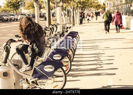 VALENCIA , SPANIEN - 9. DEZEMBER 2021: Reihe von Fahrrädern zu vermieten in der Stadt Valencia Stockfoto