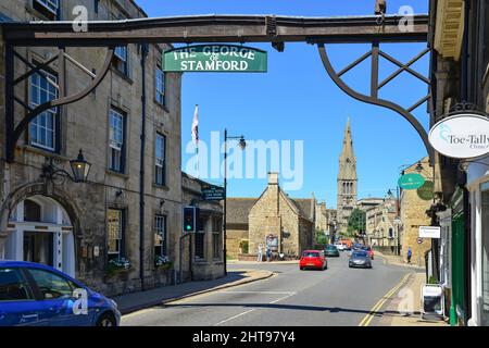 Blick vom George of Stamford Hotel in St Mary's Hill, High Street, Stamford, Lincolnshire, England, Vereinigtes Königreich Stockfoto