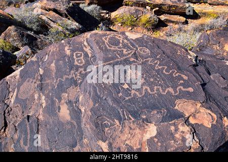 Felszeichnungen Felsmalereien St. George Utah auf dem Land Hill von Ahnenstral Puebloan und Southern Paiute Native Americans Tausende von Jahren alt auf Sandston Stockfoto