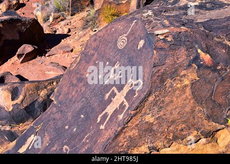 Felszeichnungen Felsmalereien St. George Utah auf dem Land Hill von Ahnenstral Puebloan und Southern Paiute Native Americans Tausende von Jahren alt auf Sandston Stockfoto