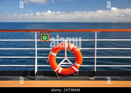 Schiffsgeländer und Rettungsboje an Deck, MS Eurodam Cruise Ship, Nordsee, Europa Stockfoto