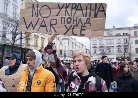 Krakau, Polen. 27.. Februar 2022. Ein Protestler hält ein Plakat während der Protestdemonstration Ukrainer in Krakau protestieren gegen den Krieg in der Ukraine und Putins Aggression gegen ihr Land. (Foto von Wojciech Grabowski/SOPA Images/Sipa USA) Quelle: SIPA USA/Alamy Live News Stockfoto