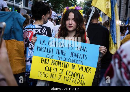 Buenos Aires, Argentinien. 25.. Februar 2022. Eine Protesterin hält während der Demonstration ein Plakat, auf dem sie ihre Meinung zum Ausdruck bringt. Unter den Slogans "Freie Ukraine" und "Wir sind mit der Ukraine" veranstaltete die ukrainisch-argentinische Gemeinde einen Protest vor der russischen Botschaft im zentralen Stadtteil Recoleta in der Stadt Buenos Aires, als Folge des bewaffneten Konflikts, der derzeit von den beiden Ländern aufrechterhalten wird. (Foto von Nacho Boullosa/SOPA Images/Sipa USA) Quelle: SIPA USA/Alamy Live News Stockfoto