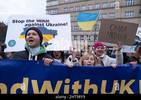 Krakau, Polen. 27.. Februar 2022. Demonstranten halten während der Demonstration ein Banner und Plakate in der Hand.Ukrainer in Krakau protestieren gegen den Krieg in der Ukraine und Putins Aggression gegen ihr Land. (Foto von Wojciech Grabowski/SOPA Images/Sipa USA) Quelle: SIPA USA/Alamy Live News Stockfoto