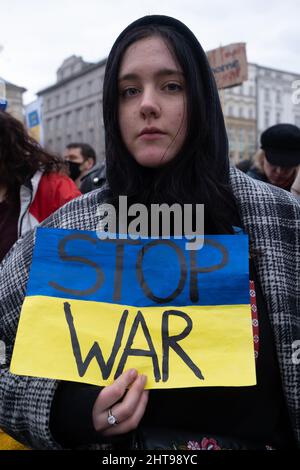 Krakau, Polen. 27.. Februar 2022. Ein Protestler hält ein Plakat während der Protestdemonstration Ukrainer in Krakau protestieren gegen den Krieg in der Ukraine und Putins Aggression gegen ihr Land. (Foto von Wojciech Grabowski/SOPA Images/Sipa USA) Quelle: SIPA USA/Alamy Live News Stockfoto