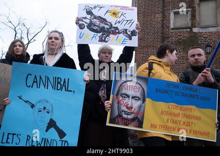 Krakau, Polen. 27.. Februar 2022. Demonstranten halten Plakate während der Protestbewegung.Ukrainer in Krakau protestieren gegen den Krieg in der Ukraine und Putins Aggression gegen ihr Land. (Foto von Wojciech Grabowski/SOPA Images/Sipa USA) Quelle: SIPA USA/Alamy Live News Stockfoto