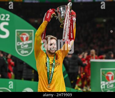 London, Großbritannien. 27.. Februar 2022. Caoimhin Kelleher #62 von Liverpool und Elfmeterheld hebt den Carabao Cup in London, Großbritannien am 2/27/2022. (Foto von Craig Thomas/News Images/Sipa USA) Quelle: SIPA USA/Alamy Live News Stockfoto