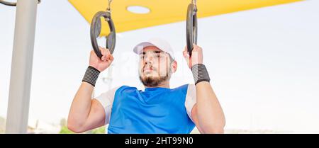 Nahaufnahme eines Mannes, der Sport mit Sportringen im Freien spielt Stockfoto