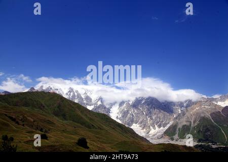 Wunderschöne Aussicht auf die Berge, die unter dem blauen Himmel glänzen Stockfoto
