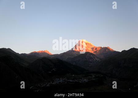 Wunderschöne Aussicht auf die Berge, die unter dem blauen Himmel glänzen Stockfoto