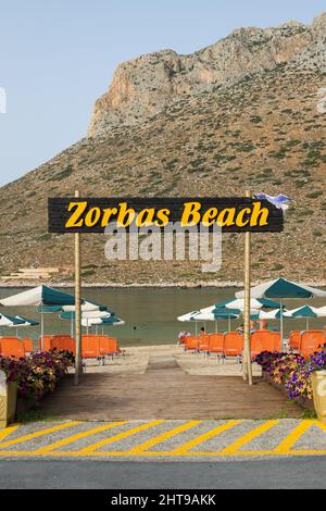 Zorbas Strand in Stavros, Kreta, Griechenland - 22. 2021. Juni: Eingang zum Zorbas Strand, mit Fotos aus dem berühmten Film Stockfoto