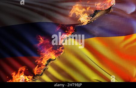 3D Kompositdarstellung der Nationalflagge der Republik Ukraine, die von den Flammen russischer Invasionen mit der Nationalflagge von R verbrannt wurde Stockfoto