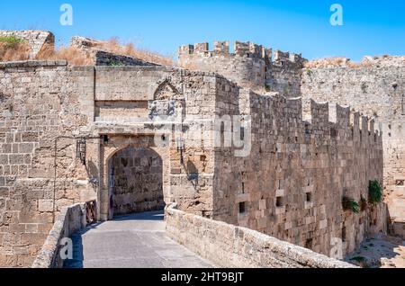 Das Tor des heiligen Athanasius, Teil der Befestigung der mittelalterlichen Stadt Rhodos, Dodekanes, Griechenland. Stockfoto