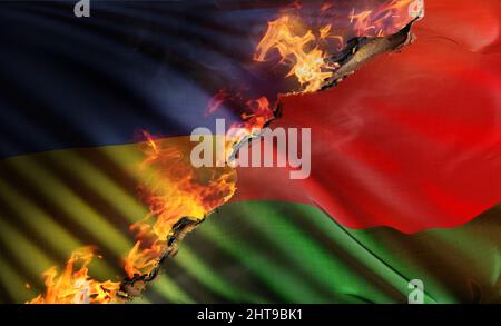 3D zusammengesetzte Abbildung der Nationalflagge von Belarus, die während der russischen Invasion mit der nationa von den Flammen des ukrainischen Widerstands verbrannt wurde Stockfoto