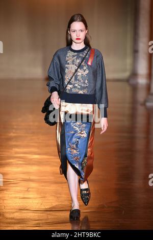 Mailand, . 27.. Februar 2022. Mailand Fashion Week, Herbst Winter 2022 2023 Mailand, Frauen Fashion Herbst Winter 2022 2023 Fashion Show von Hui Fashion Show im Bild: Olivia Palermo Kredit: Unabhängige Fotoagentur/Alamy Live News Stockfoto