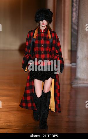 Mailand, . 27.. Februar 2022. Mailand Fashion Week, Herbst Winter 2022 2023 Mailand, Frauen Fashion Herbst Winter 2022 2023 Fashion Show von Hui Fashion Show im Bild: Olivia Palermo Kredit: Unabhängige Fotoagentur/Alamy Live News Stockfoto