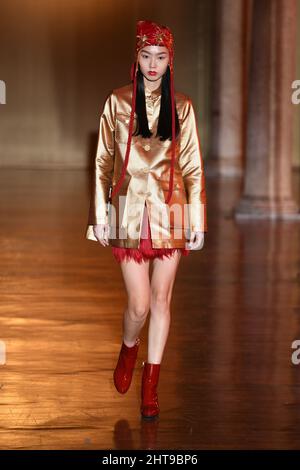 Mailand, . 27.. Februar 2022. Mailand Fashion Week, Herbst Winter 2022 2023 Mailand, Frauen Fashion Herbst Winter 2022 2023 Fashion Show von Hui Fashion Show im Bild: Olivia Palermo Kredit: Unabhängige Fotoagentur/Alamy Live News Stockfoto