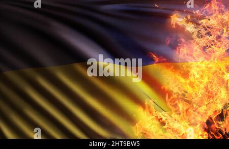 3D Kompositdarstellung der Nationalflagge der Republik Ukraine, die von der sowjetunion geerbt wurde und von den Flammen von Ru bedroht und verbrannt wurde Stockfoto