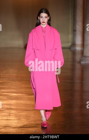 Mailand, . 27.. Februar 2022. Mailand Fashion Week, Herbst Winter 2022 2023 Mailand, Frauen Fashion Herbst Winter 2022 2023 Fashion Show von Hui Fashion Show im Bild: Olivia Palermo Kredit: Unabhängige Fotoagentur/Alamy Live News Stockfoto