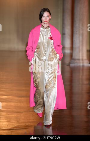 Mailand, . 27.. Februar 2022. Mailand Fashion Week, Herbst Winter 2022 2023 Mailand, Frauen Fashion Herbst Winter 2022 2023 Fashion Show von Hui Fashion Show im Bild: Olivia Palermo Kredit: Unabhängige Fotoagentur/Alamy Live News Stockfoto