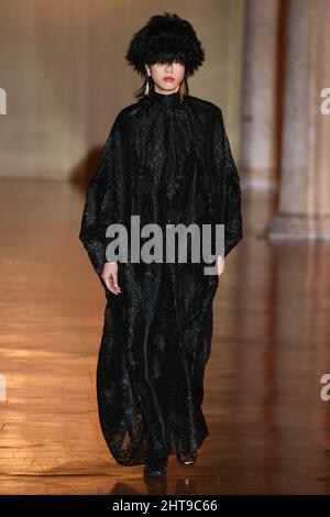 Mailand, . 27.. Februar 2022. Mailand Fashion Week, Herbst Winter 2022 2023 Mailand, Frauen Fashion Herbst Winter 2022 2023 Fashion Show von Hui Fashion Show im Bild: Olivia Palermo Kredit: Unabhängige Fotoagentur/Alamy Live News Stockfoto