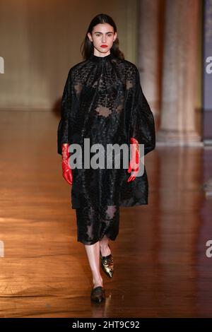 Mailand, . 27.. Februar 2022. Mailand Fashion Week, Herbst Winter 2022 2023 Mailand, Frauen Fashion Herbst Winter 2022 2023 Fashion Show von Hui Fashion Show im Bild: Olivia Palermo Kredit: Unabhängige Fotoagentur/Alamy Live News Stockfoto