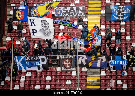 Reggio Calabria, Italien. 27.. Februar 2022. Fans von Pisa während Reggina 1914 gegen AC Pisa, Italienische Fußball-Serie B Spiel in Reggio Calabria, Italien, Februar 27 2022 Kredit: Unabhängige Fotoagentur/Alamy Live News Stockfoto