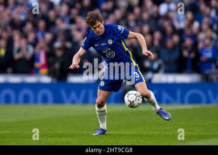 LONDON, GROSSBRITANNIEN. FEB 27. Marcos Alonso von Chelsea kontrolliert den Ball während des Carabao Cup Finales zwischen Chelsea und Liverpool im Wembley Stadium, London am Sonntag, 27.. Februar 2022. (Kredit: Federico Maranesi | MI Nachrichten) Kredit: MI Nachrichten & Sport /Alamy Live Nachrichten Stockfoto